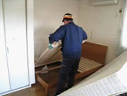 Dismantling a bed for recycling 